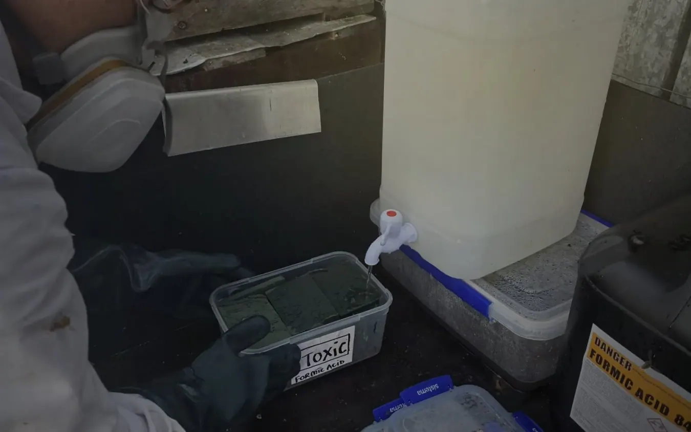 Formic acid container workbench for dilution calculator